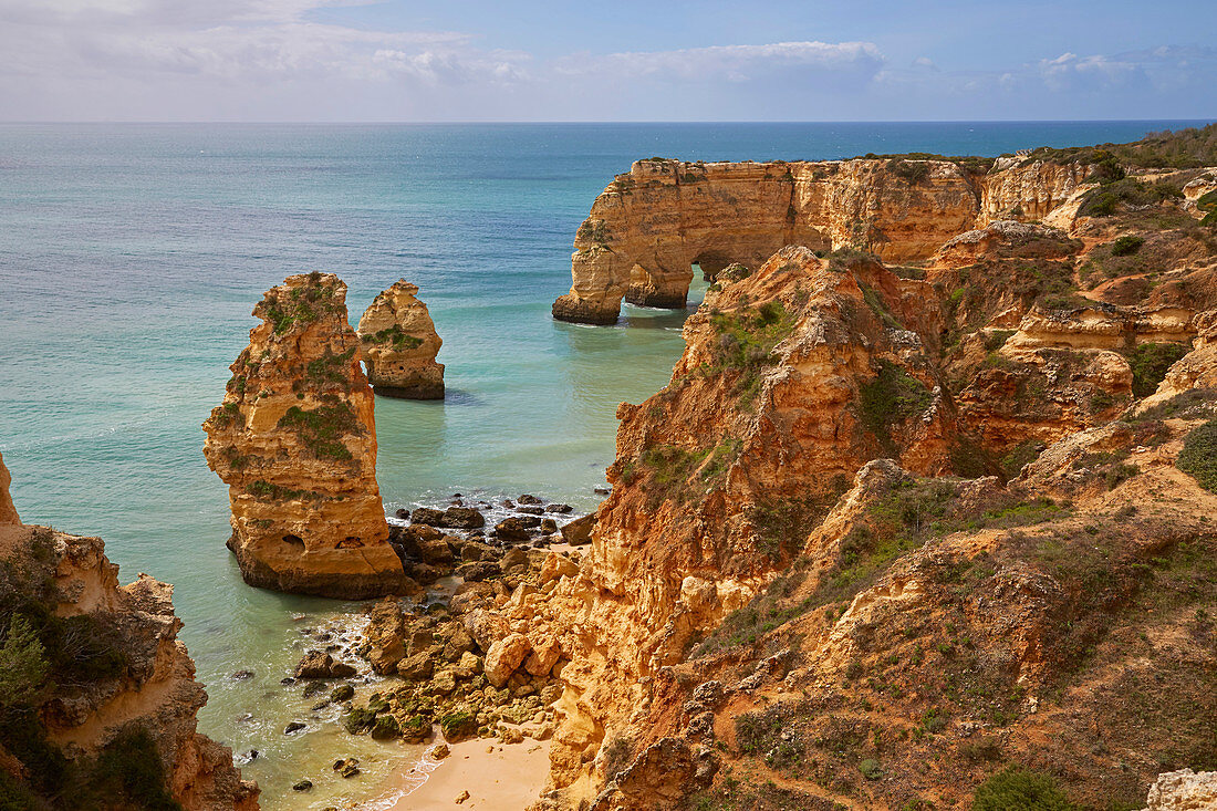 Steilküste am Praia da Marinha bei Carvoeiro, Atlantik, Distrikt Faro, Region Algarve, Portugal, Europa