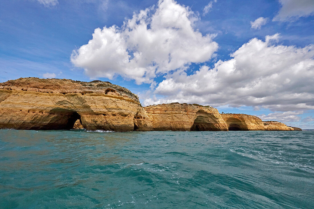 Per Boot entlang der Steilküste zwischen Praia de Benagil und Praia da Marinha, Atlantik, Distrikt Faro, Region Algarve, Portugal, Europa