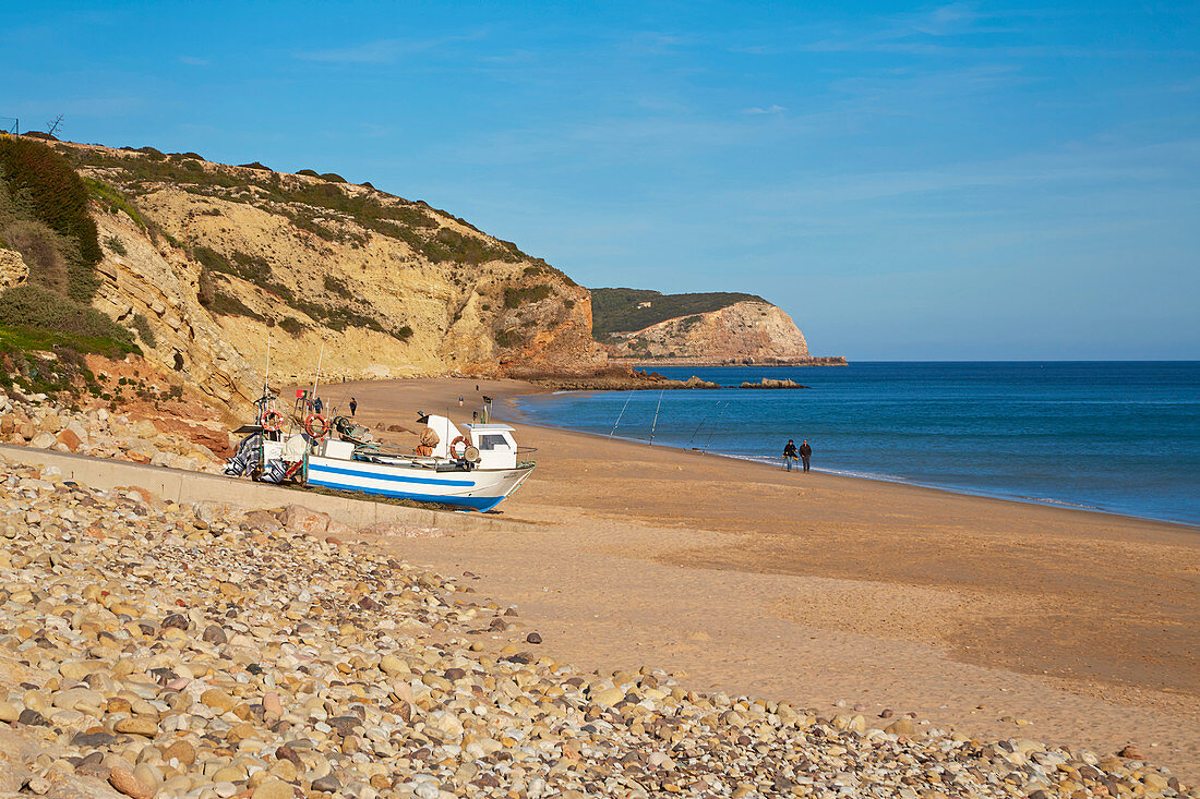 Steilküste und Strand von Salema, Parque Natural do Sudoeste Alentejano e Costa Vicentina, Atlantik, Distrikt Faro, Region Algarve, Portugal, Europa