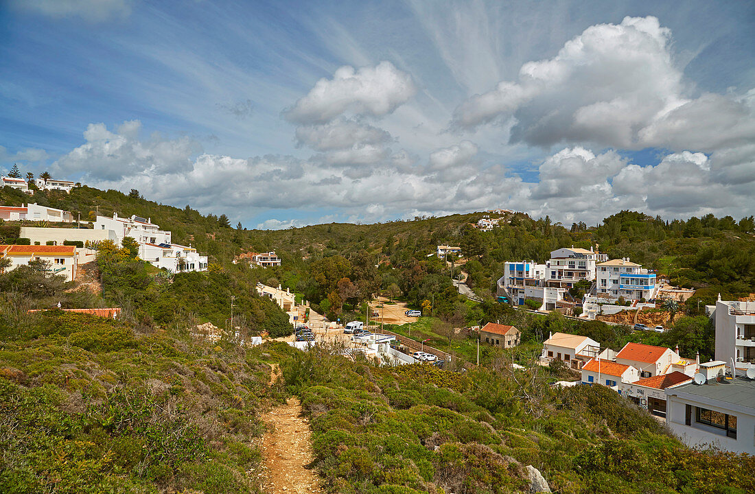 Blick auf Salema, Parque Natural do Sudoeste Alentejano e Costa Vicentina, Atlantik, Distrikt Faro, Region Algarve, Portugal, Europa