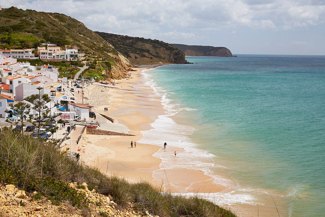 Blick auf Steilküste und Strand von Salema, Parque Natural do Sudoeste Alentejano e Costa Vicentina, Atlantik, Distrikt Faro, Region Algarve, Portugal, Europa