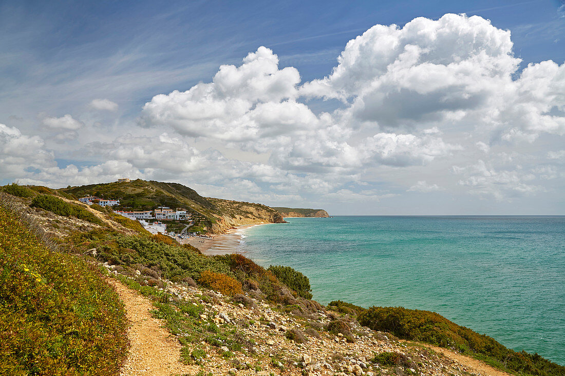 Blick auf Steilküste und Strand von Salema, Parque Natural do Sudoeste Alentejano e Costa Vicentina, Atlantik, Distrikt Faro, Region Algarve, Portugal, Europa