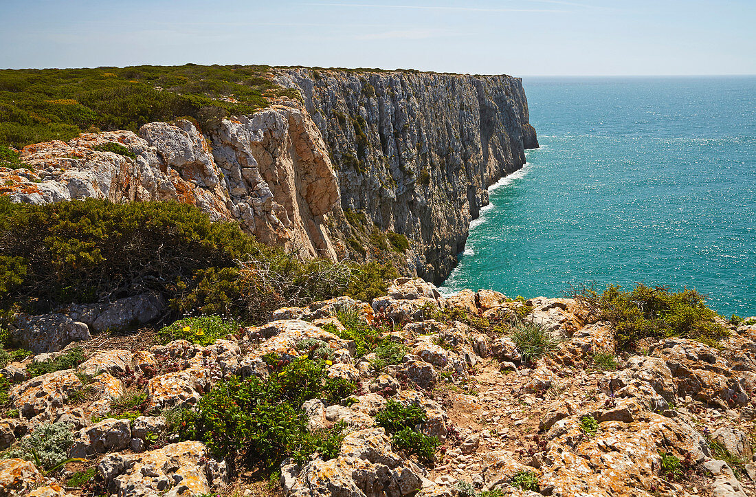 Steilküste bei Sagres, Parque Natural do Sudoeste Alentejano e Costa Vicentina, Atlantik, Distrikt Faro, Region Algarve, Portugal, Europa