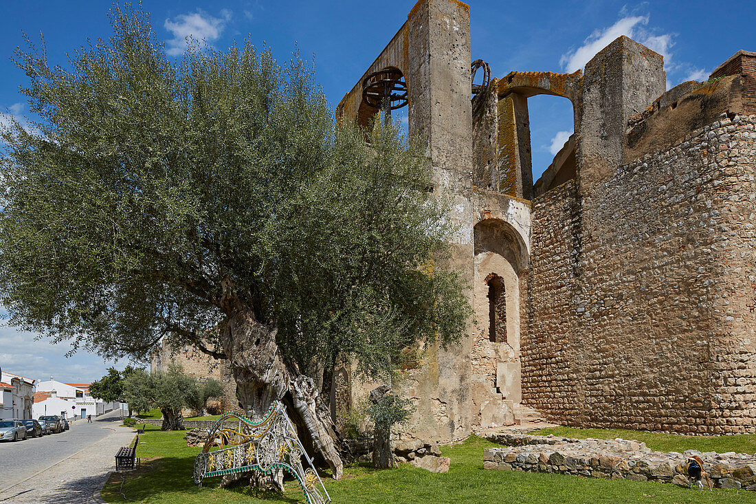 Aquädukt, Arabisches Wasserrad (nora), Stadtmauer, Serpa, Distrikt Beja, Region Alentejo, Portugal, Europa