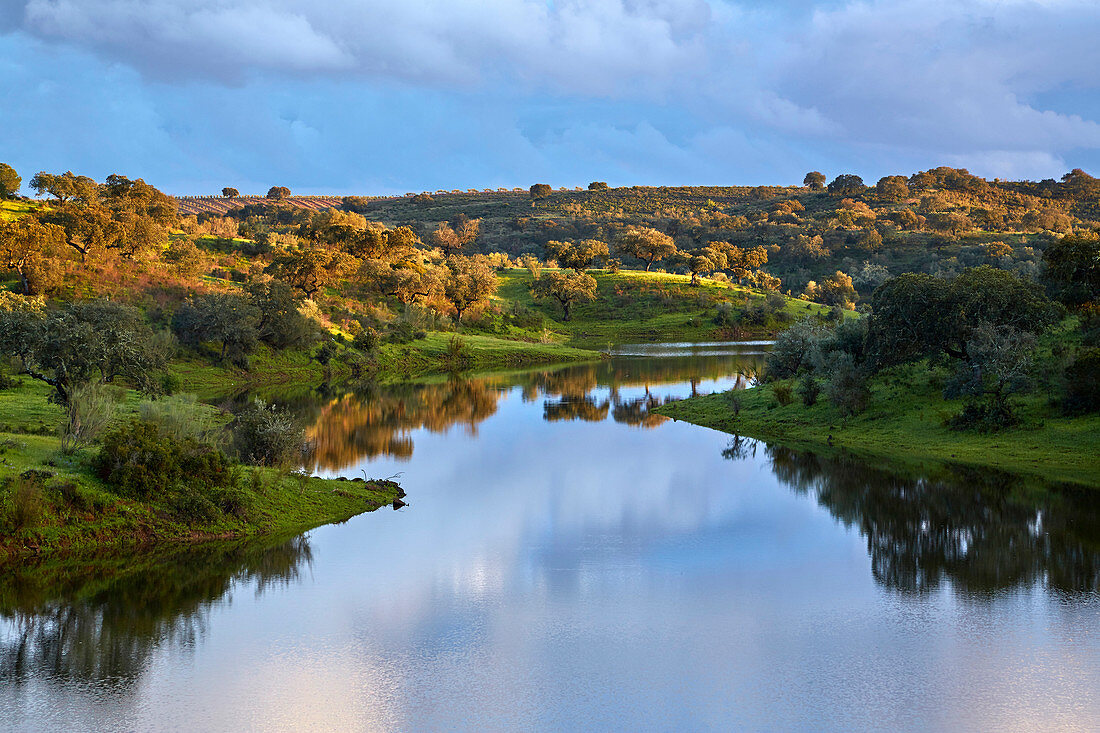 Sonnenuntergang am Stausee bei Pedrógao, Distrikt Beja, Region Alentejo, Portugal, Europa