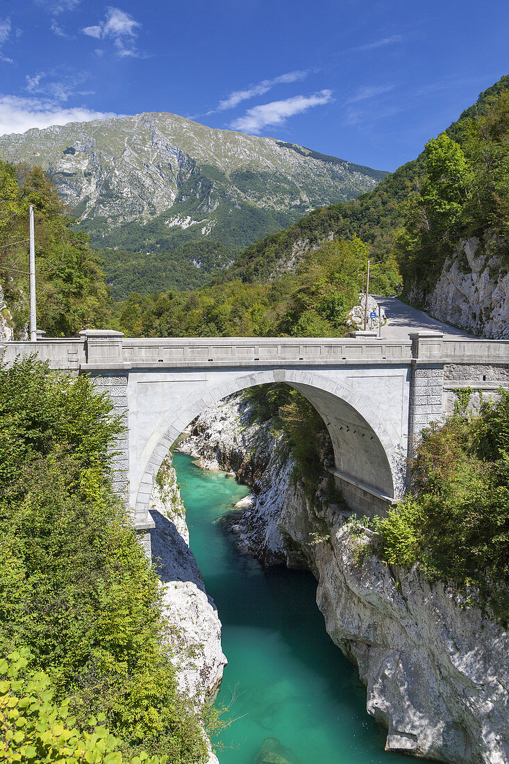 Brücke über die große Schlucht - Velika korita - Fluss Soča im Soča-Tal bei Kobarid, Julische Alpen, Goriška, Primorska, Slowenien, Mitteleuropa, Europa