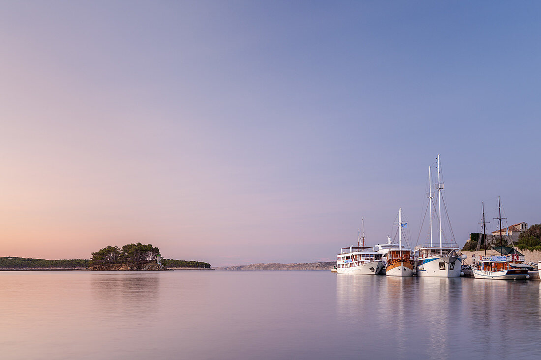 Segelschiffe im Hafen von Rab, Insel Rab, Primorje-Gorski kotar, Kvarner Bucht, Kroatien, Südeuropa, Europa