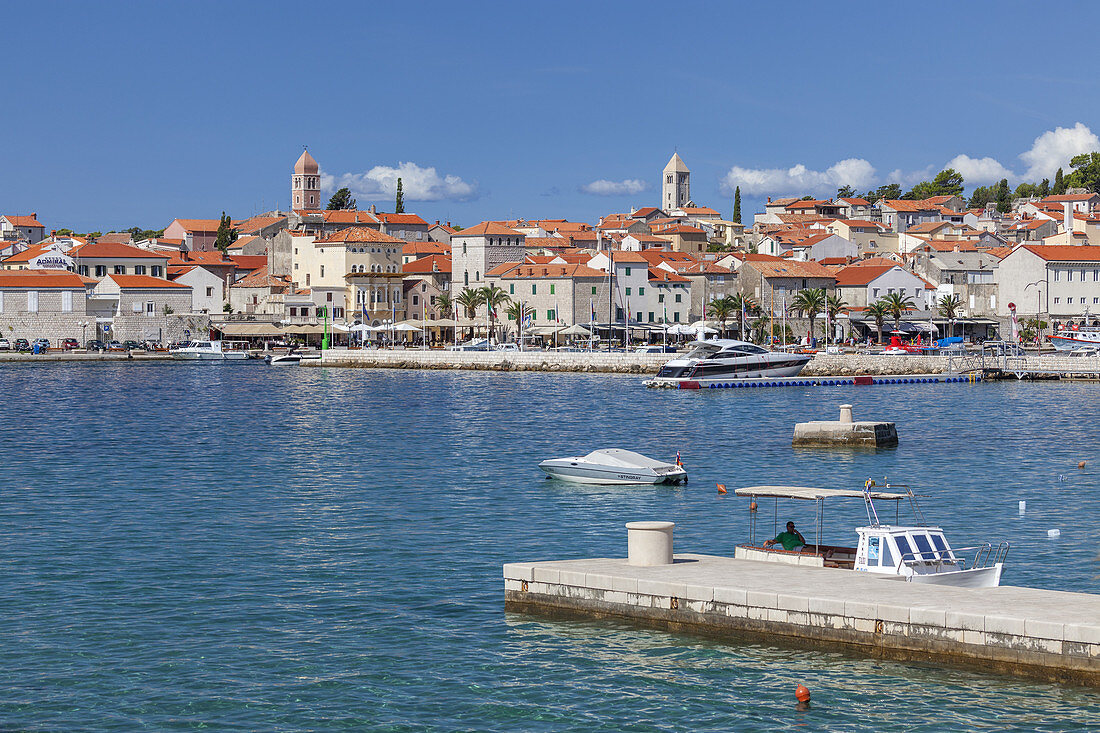 Blick auf den Hafen und die Altstadt von Rab, Insel Rab, Primorje-Gorski kotar, Kvarner Bucht, Kroatien, Südeuropa, Europa