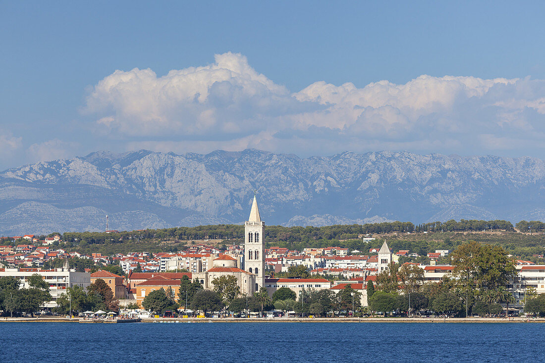 Altstadt von Zadar vor dem Gebirge des Velebit, Norddalmatien, Dalmatien, Kroatien, Südeuropa, Europa