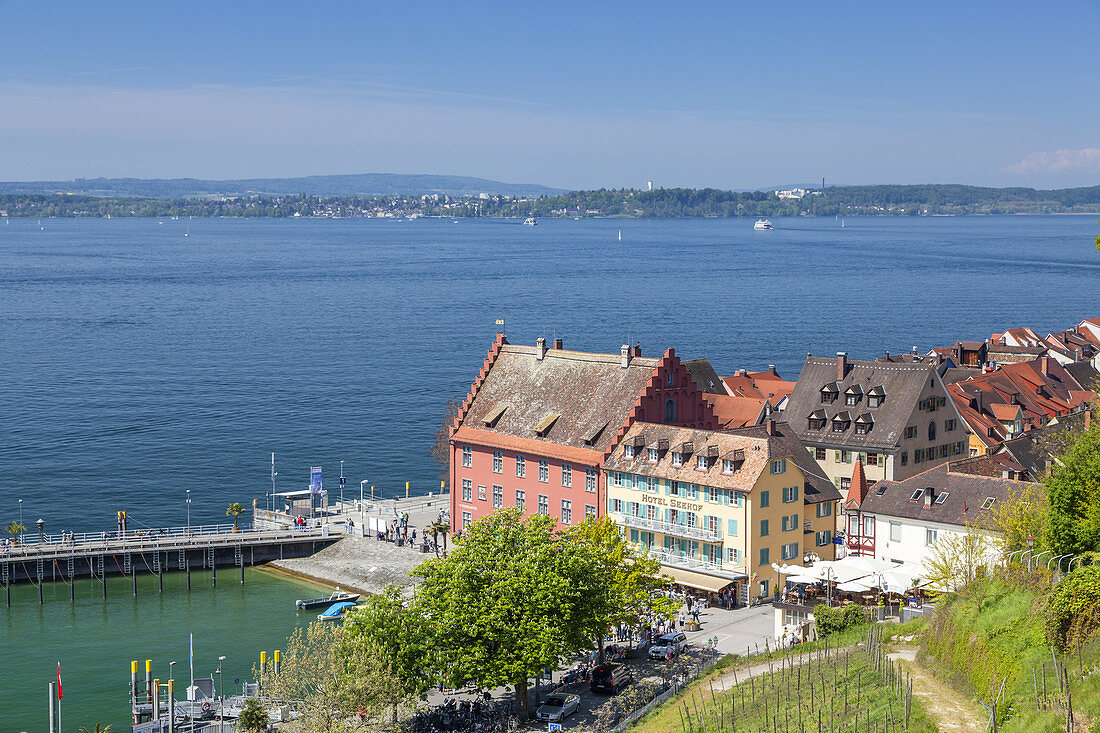 Blick auf die Unterstadt von Meersburg und den Bodensee, Bodenseekreis, Baden, Baden-Württemberg, Süddeutschland, Deutschland, Europa