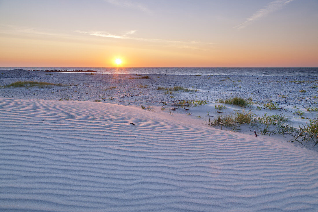 Sonnenaufgang am Strand auf der Helgoländer Düne, Insel Helgoland, Schleswig-Holstein, Norddeutschland, Deutschland, Europa