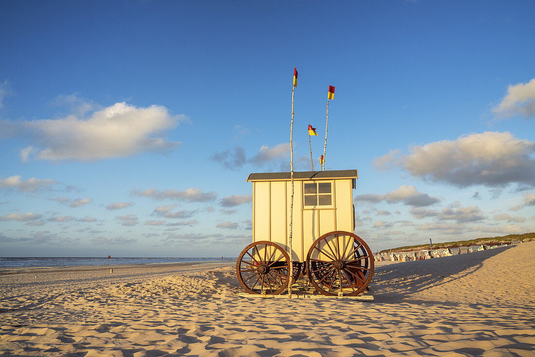Badekarren am Strand von Insel Norderney, Ostfriesland, Niedersachsen, Norddeutschland, Deutschland, Europa