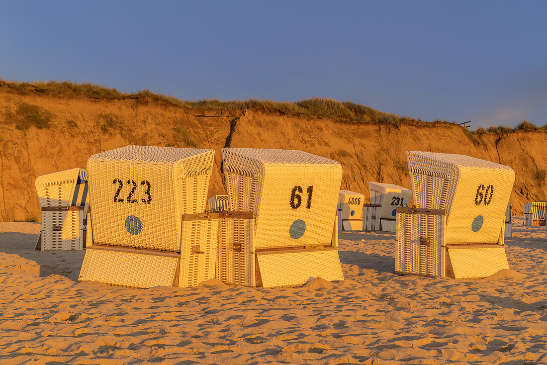 Beach with beach chairs in front of the Red Cliff in Kampen, North Frisian Island Sylt, North Sea Coast, Schleswig-Holstein, Northern Germany, Germany, Europe