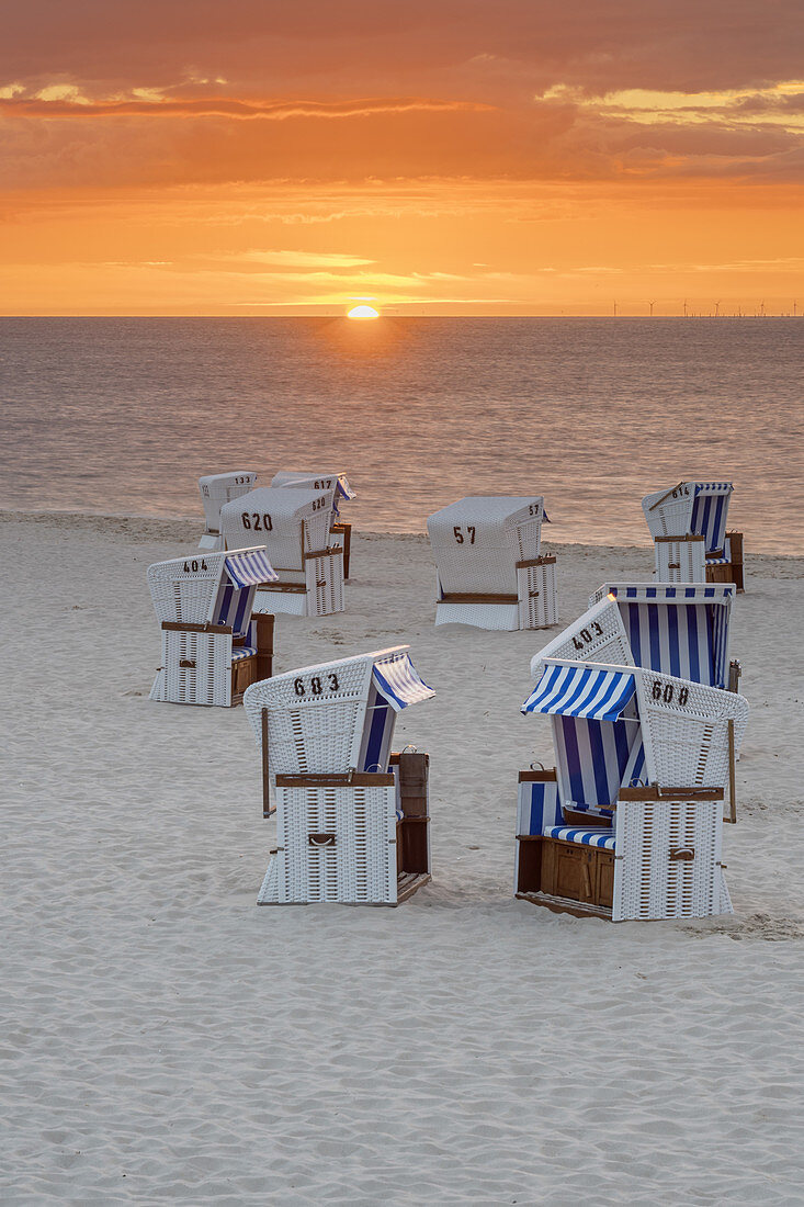 Sonnenaufgang am Strand von Hörnum, Insel Sylt, Nordfriesland, Schleswig-Holstein, Norddeutschland, Deutschland, Europa
