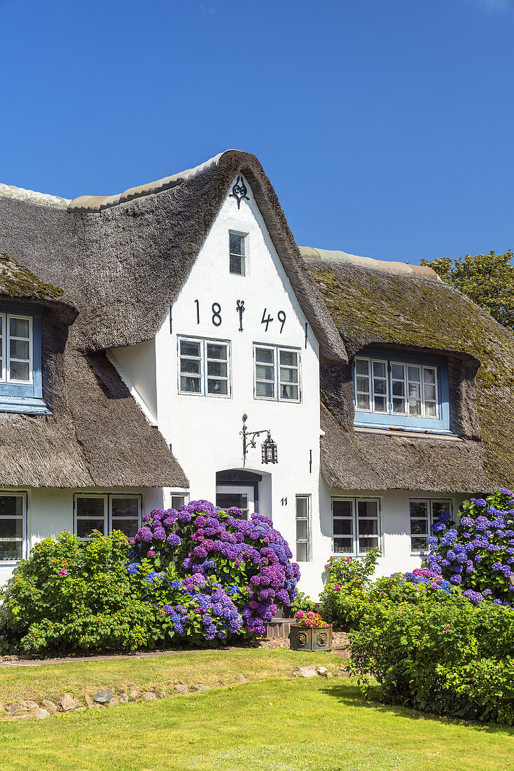 Thatched house in Westerland, North Frisian Island Sylt, North Sea coast, Schleswig-Holstein, Northern Germany, Germany, Europe
