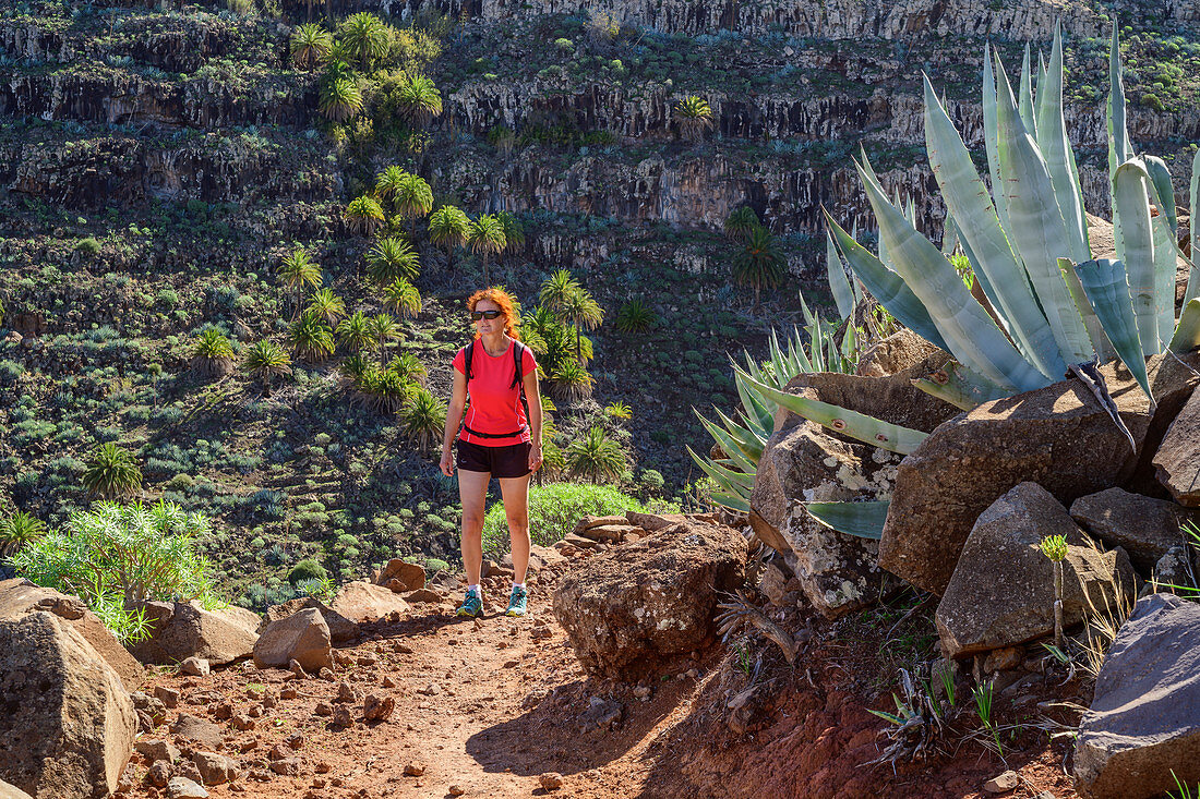 Frau beim Wandern steigt zu Las Pilas auf, Valle Gran Rey, La Gomera, Kanarische Inseln, Kanaren, Spanien