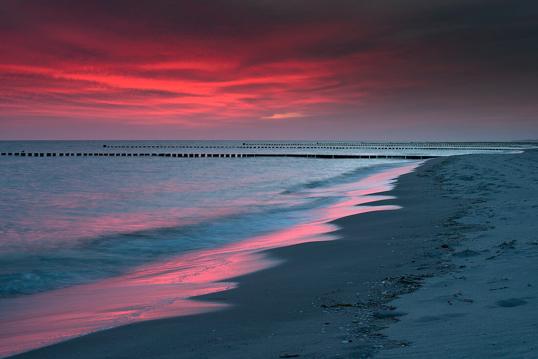 Morgenrot am Strand von Prerow, Fischland-Darß-Zingst, Mecklenburg-Vorpommern, Deutschland, Europa
