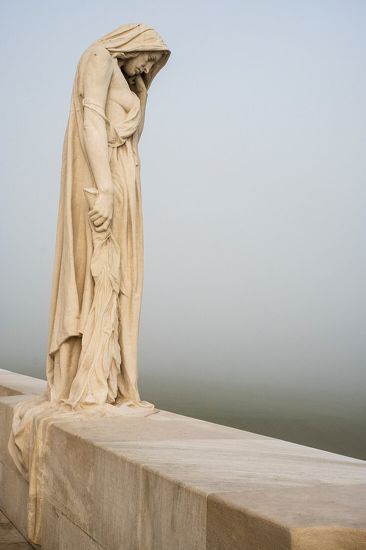 Kanada-Statue am kanadischen Denkmal des Ersten Weltkrieges, nationale historische Stätte Vimy Ridge von Kanada, Pas-de-Calais, Frankreich.