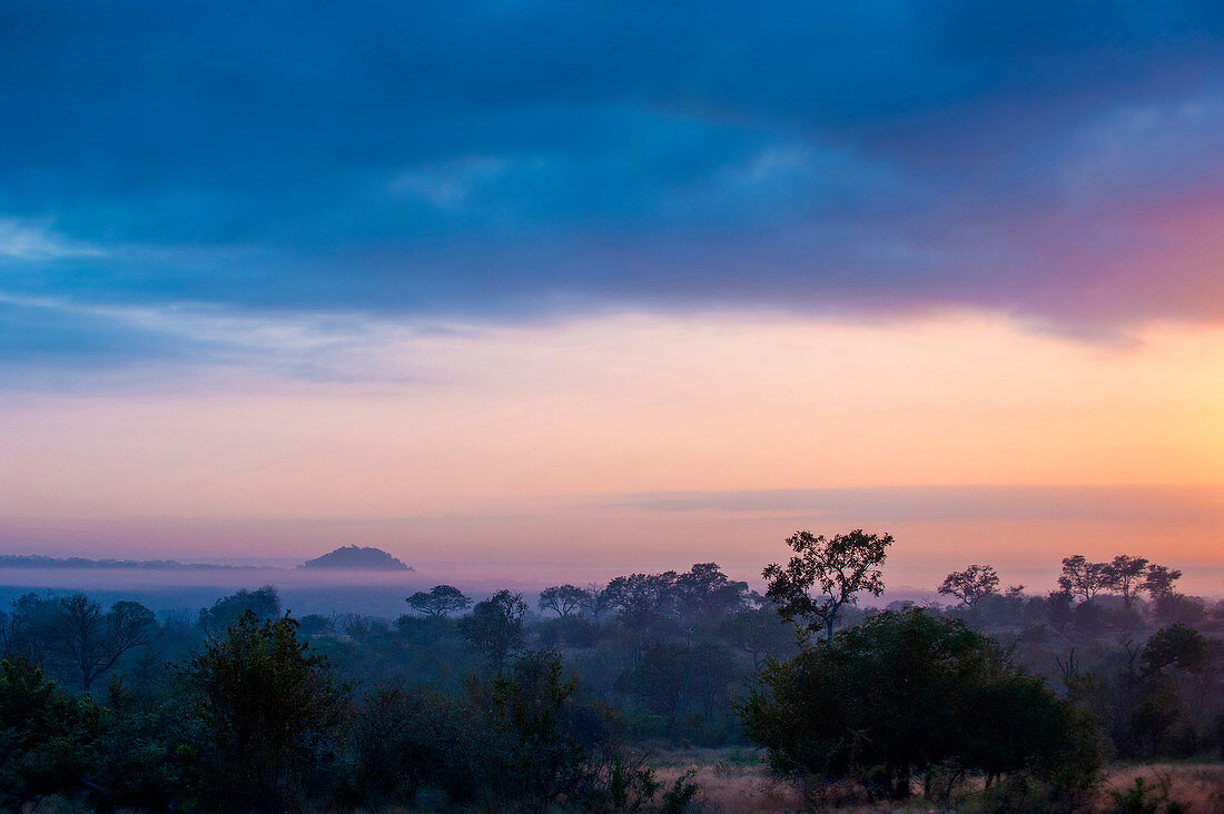 Eine Landschaft, Silhouette der Berge mit Nebel im Hintergrund,