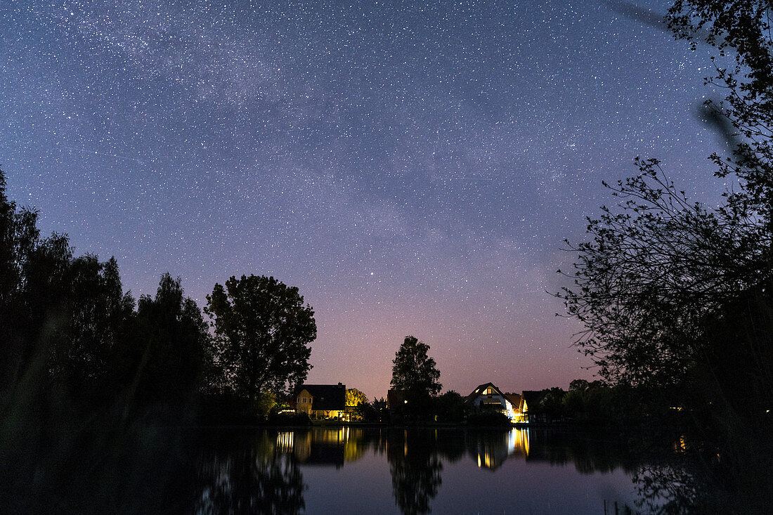 Sternenhimmel mit Milchstrasse, Biosphärenreservat Spreewald in Brandenburg, Deutschland