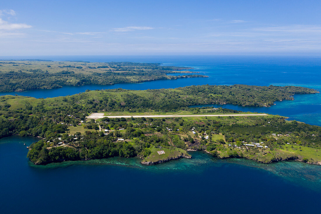 Blick auf Tufi mit Flugfeld, Cape Nelson, Oro Provinz, Papua Neuguinea