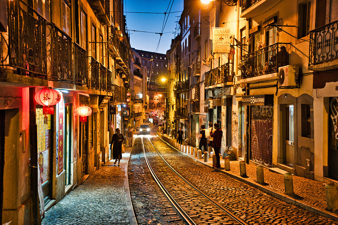 Strassenbahnschienen in der Rua Cavaleiros von der Alfama zur Rua Martim Moniz, Lissabon, Portugal