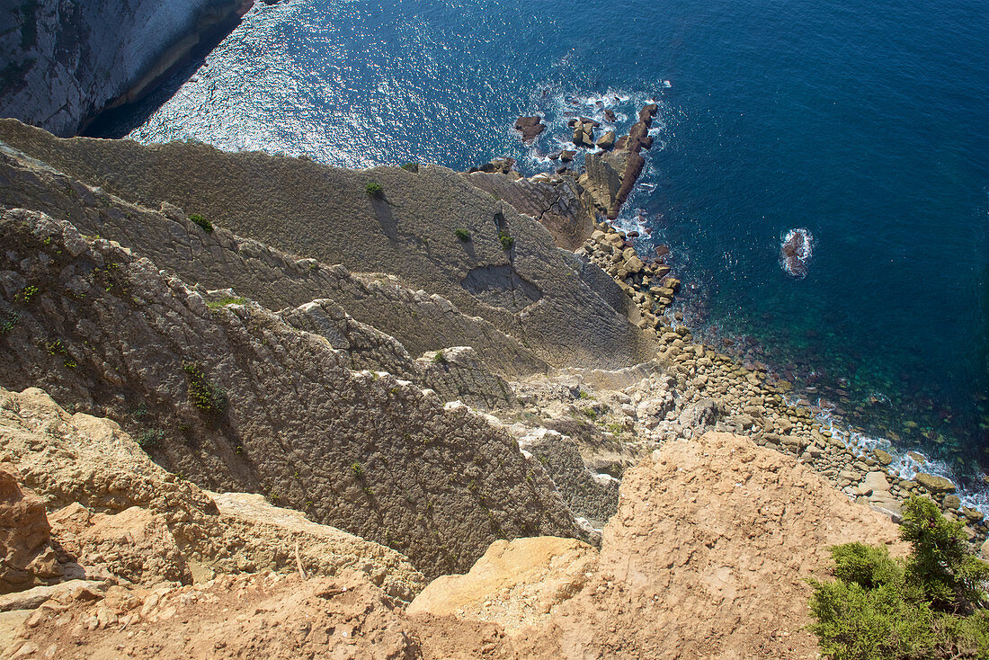 Steil abfallende Klippen am Cabo Espichel auf der Setúbal Halbinsel südlich von Lissabon, Portugal