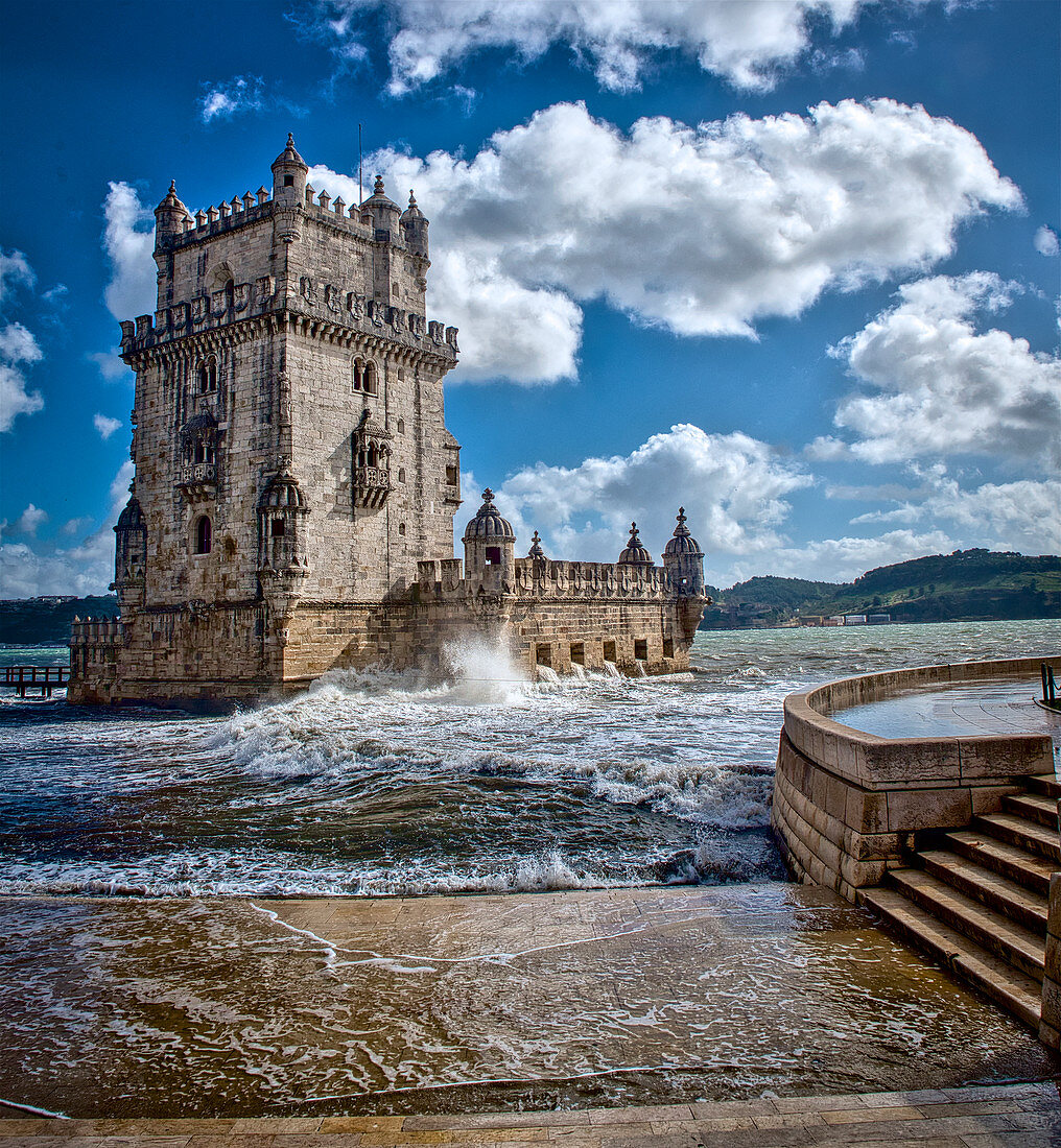 Stürmische See am Torre de Belém an der Mündung des Tejo, Lissabon, Portugal
