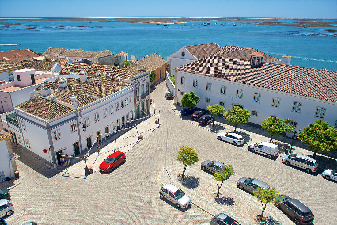 Faro, Blick von der Igreja da Sé über Häuser am Largo da Sé und die Ria Formosa, Portugal, Algarve