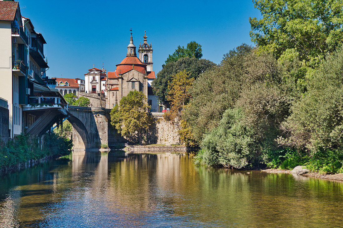 Brücke Ponte de Sao Goncarlo über den Rio Tamega mit Kloster São Gonçalo, Amarante, Nordportugal, Portugal