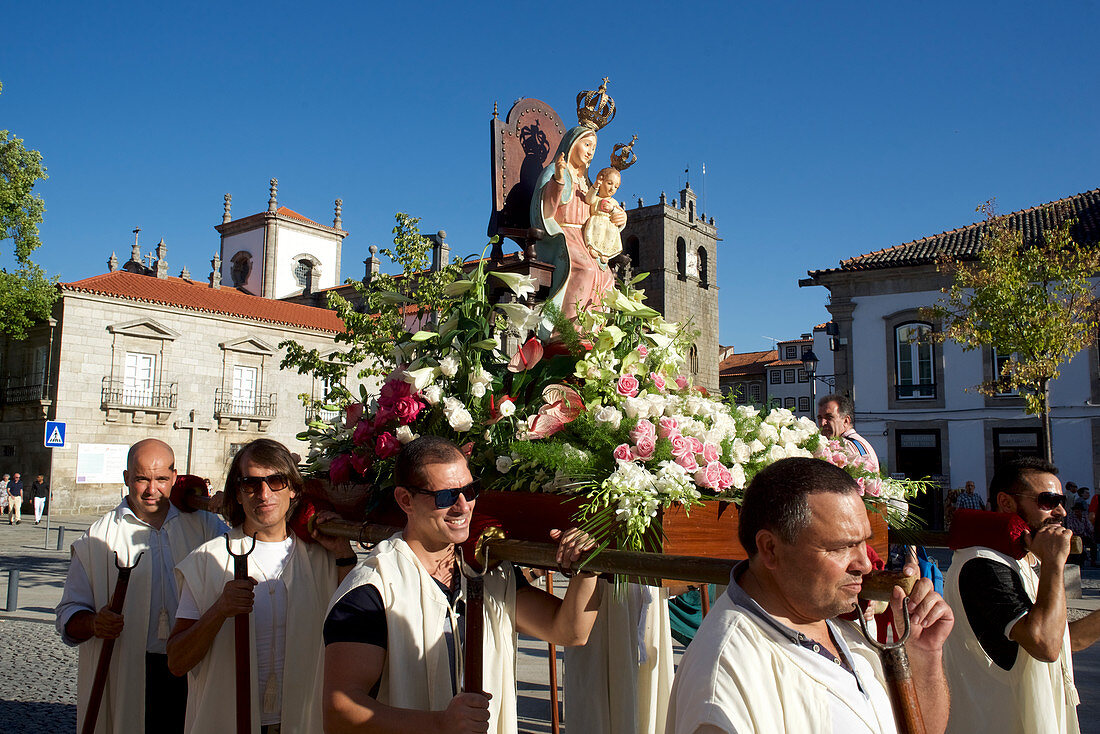 Männer tragen eine Marienstatue vor der Kathedrale in Lamego am Douro, Nordportugal, Portugal