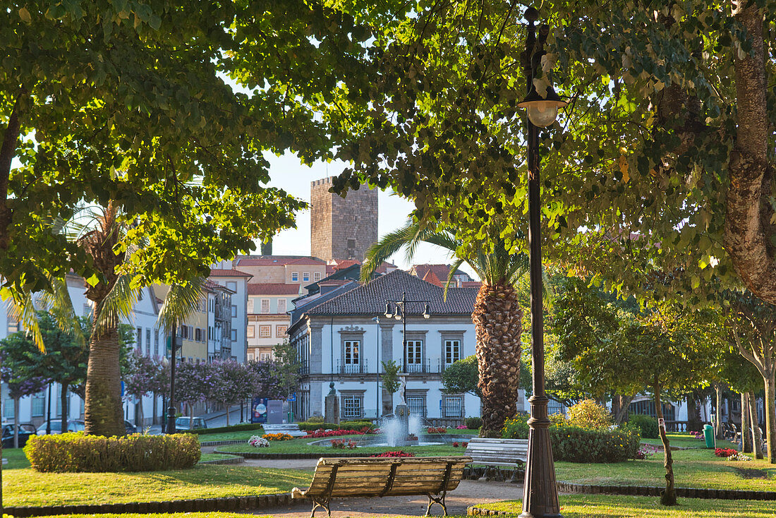 Park am Rathaus, Jardim da República und Blick zum Turm der Festung, Lamego, Douro, Nordportugal, Portugal, 