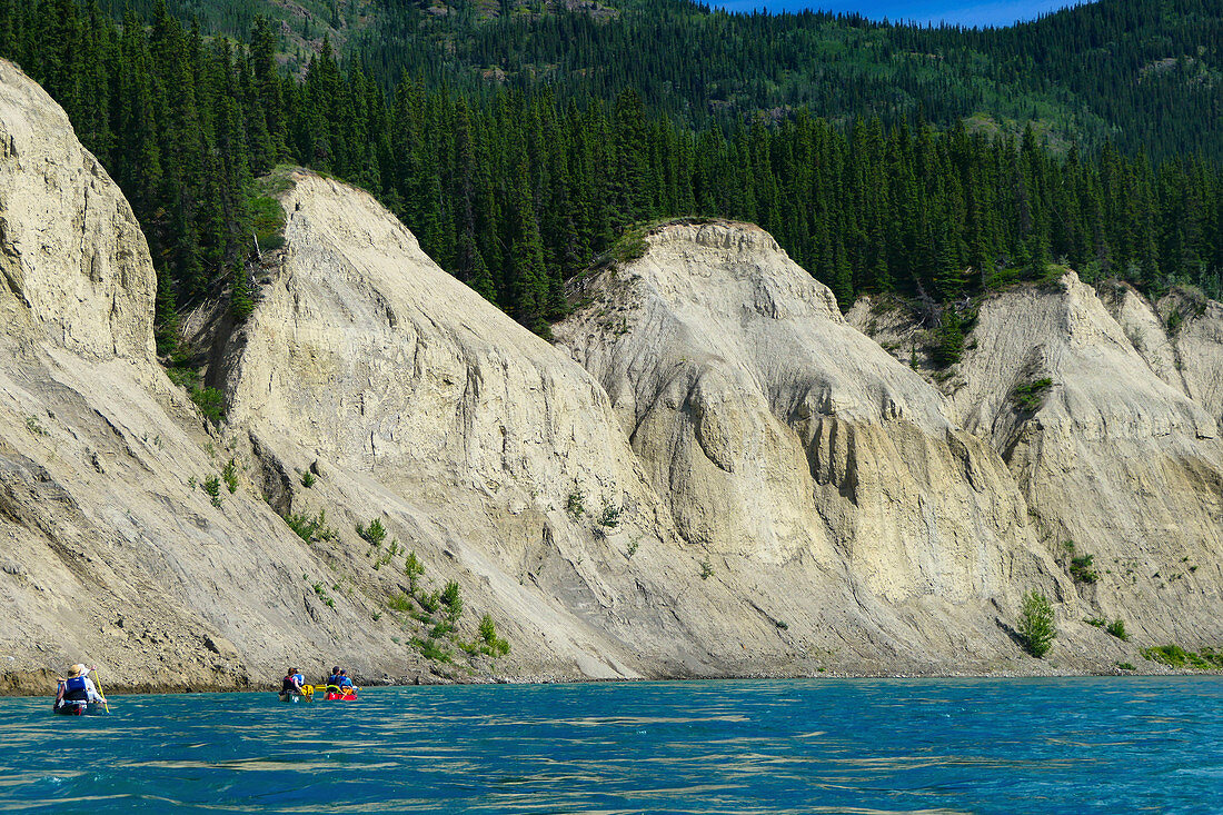 Kanufahrer auf dem Lake Laberge unterwegs in Richtung Yukon River mit dem Ziel Carmacks, Yukon, Kanada