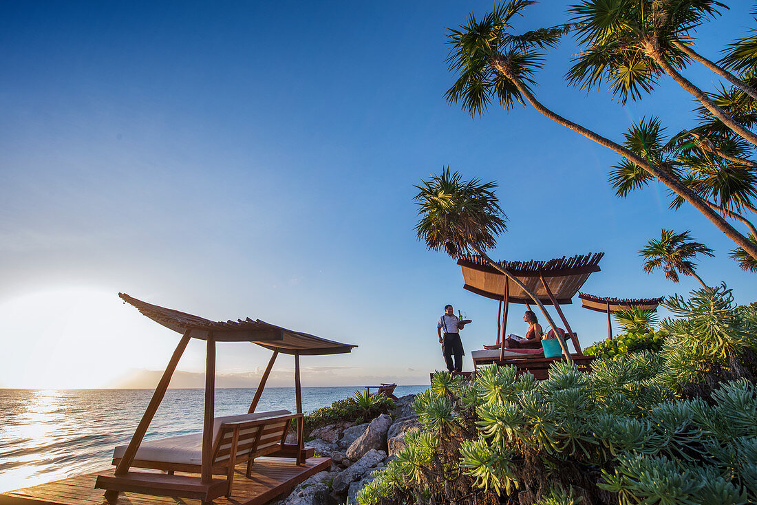 Luxuriöse Liege und Bewirtung direkt am Strand eines Hotels, Tulum, Mexiko