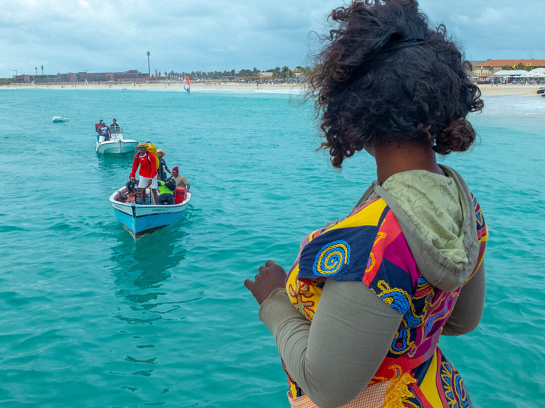 Einheimische begrüßt Bootsfahrer am Strand der Insel Sal, Kap Verde
