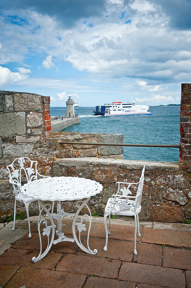 Kaffeetisch am Hafen, Kanalinsel Guernsey