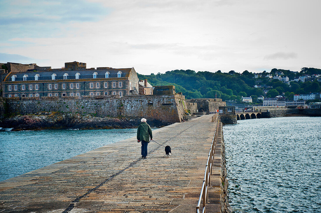 Alte Frau mit Hund beim Spazieren, Kanalinsel Guernsey