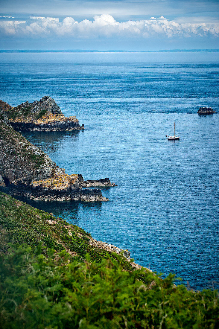 Küstenlandschaft mit kleinem Segelboot, Kanalinsel Sark