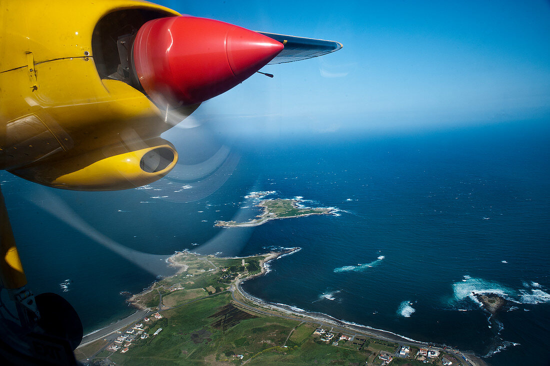 Flug mit dem Propellerflugzeug über den Ärmelkanal, Kanalinsel Alderney