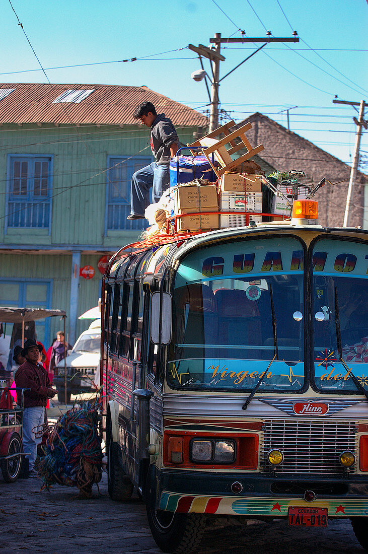 Bunter, voll beladener Bus auf dem Markt von Guamote, Ecuador