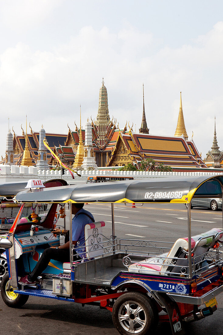 Tuk Tuk mit Königspalast im Hintergrund, Bangkok, Thailand