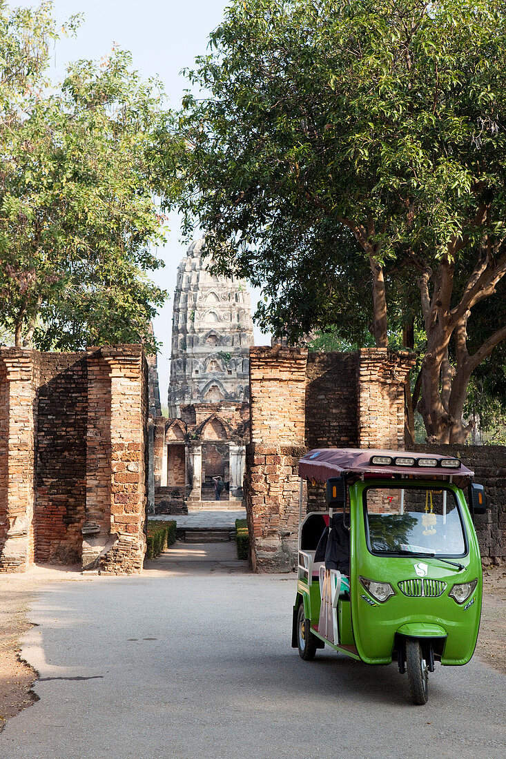 Tuk Tuk im Historical Park von Sukhothai vor dem Tempel Wat Si Sawai, alte Königsstadt, Sukhothai, Thailand