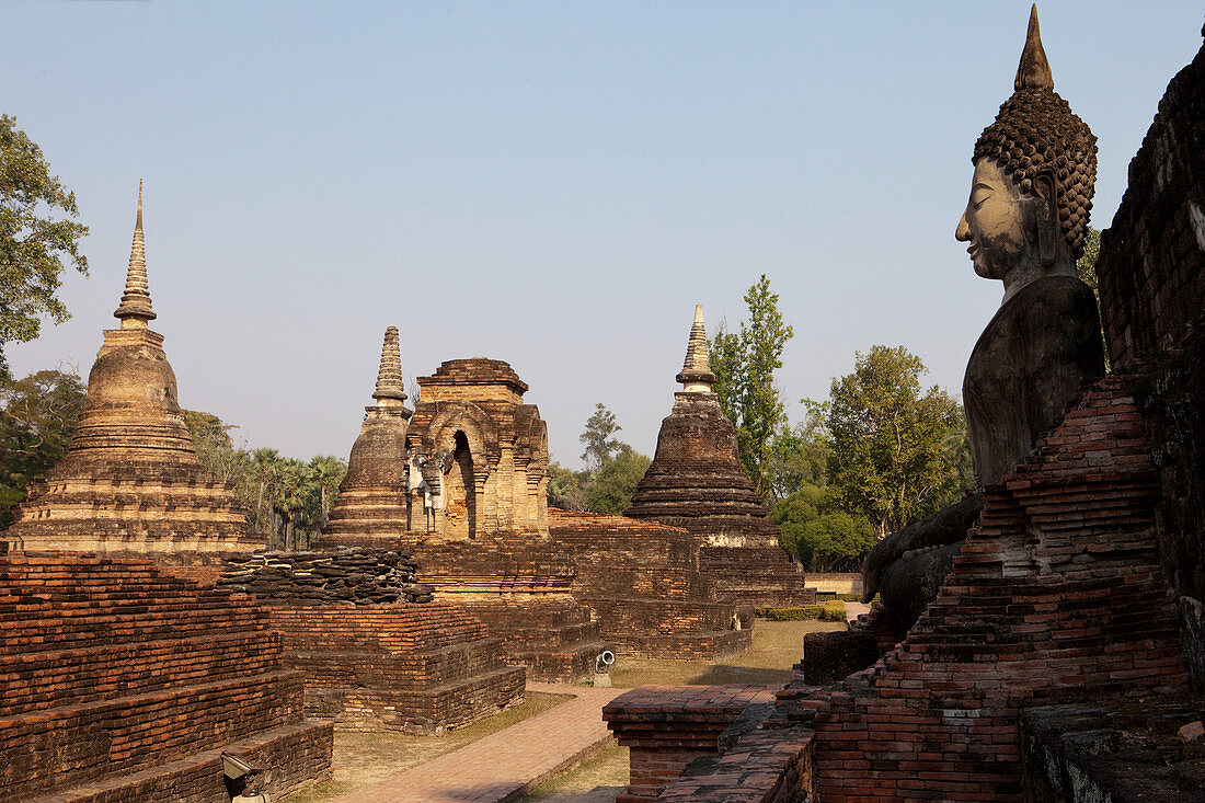 Buddhastatue im Historical Park von Sukhothai im Tempel Wat Mahathat, alte Königsstadt, Sukhothai, Thailand