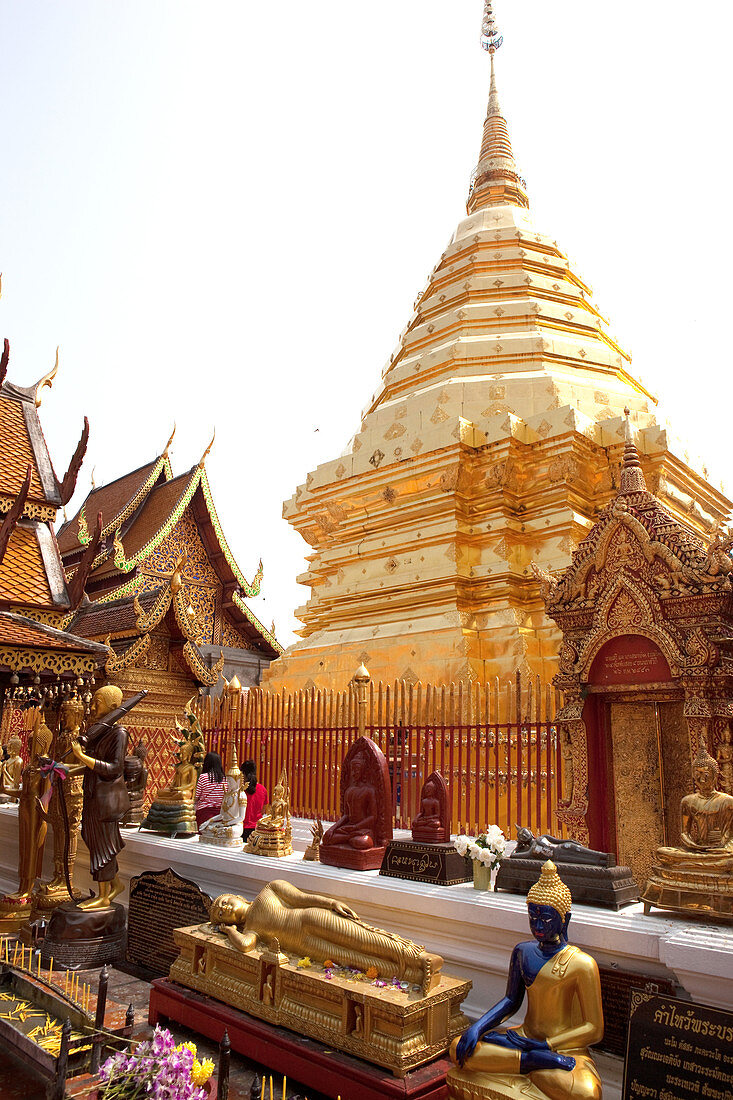 Verschiedene Buddhastatuen und Stupa im Tempel Wat Prah That Doi Suthep, Chiang Mai, Thailand
