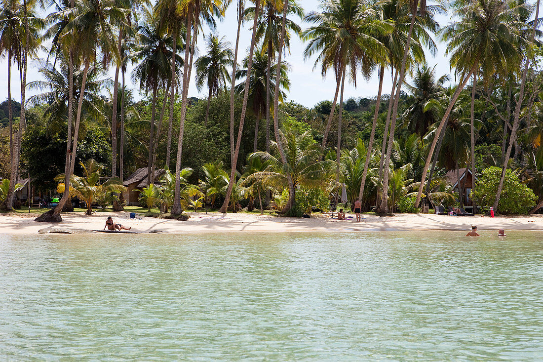 Touristen am palmengesäumten, tropischen Traumstrand, A Na Lay Resort, Koh Kood, Koh Kut, Trat, Thailand