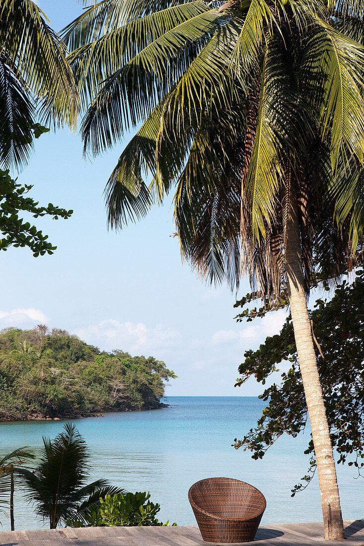 Palmengesäumter, tropischer Traumstrand mit Lounge Chair, A Na Lay Resort, Koh Kood, Koh Kut, Trat, Thailand