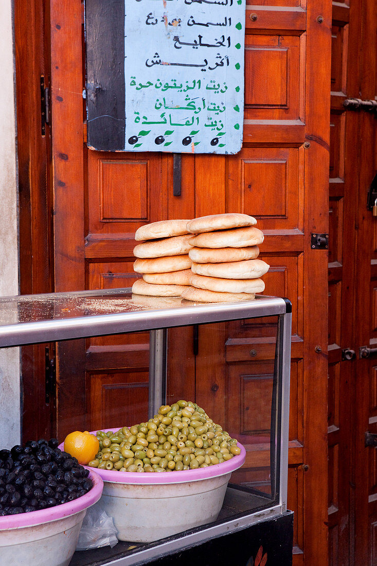 Essensstand mit Olivenbrot in der Medina und den Souks von Marrakesch, Marrakesch, Marokko