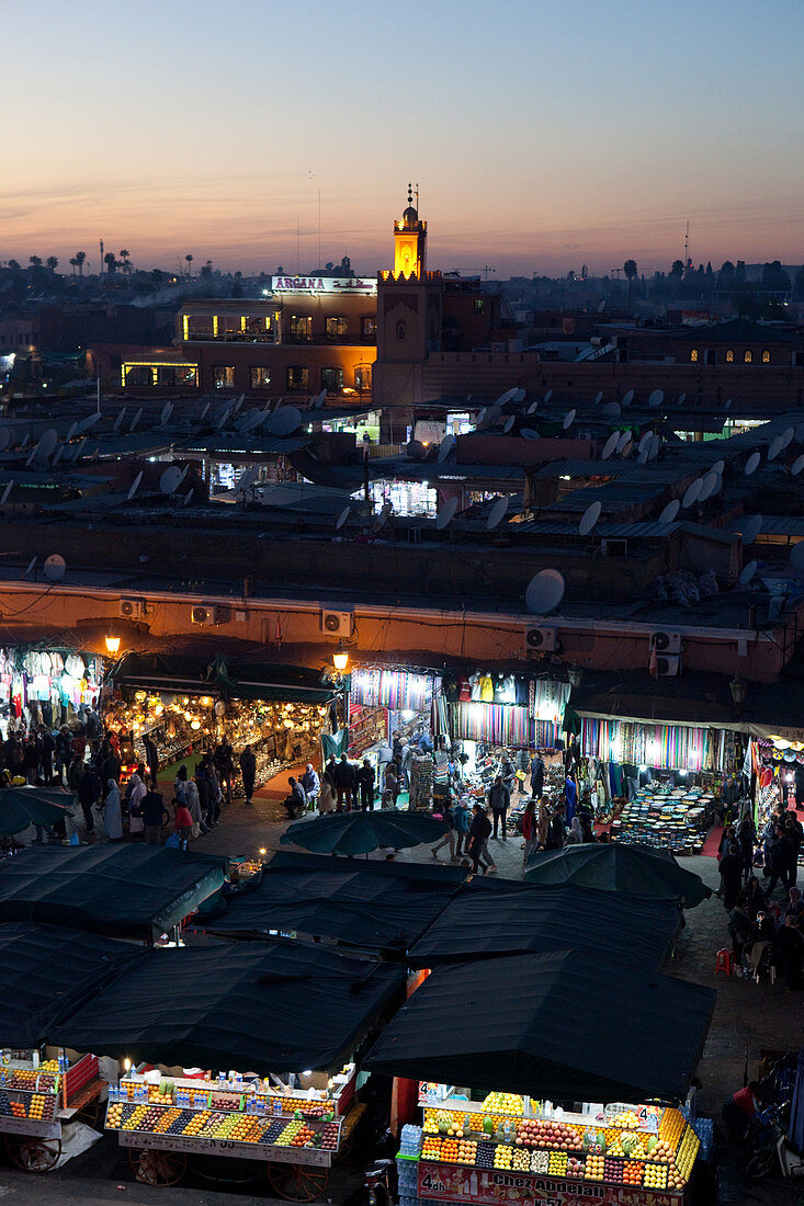 Blick von einer Rooftop Bar bei Nacht über den Hauptplatz Djemaa el-Fna und die Stadt, Marrakesch, Marokko