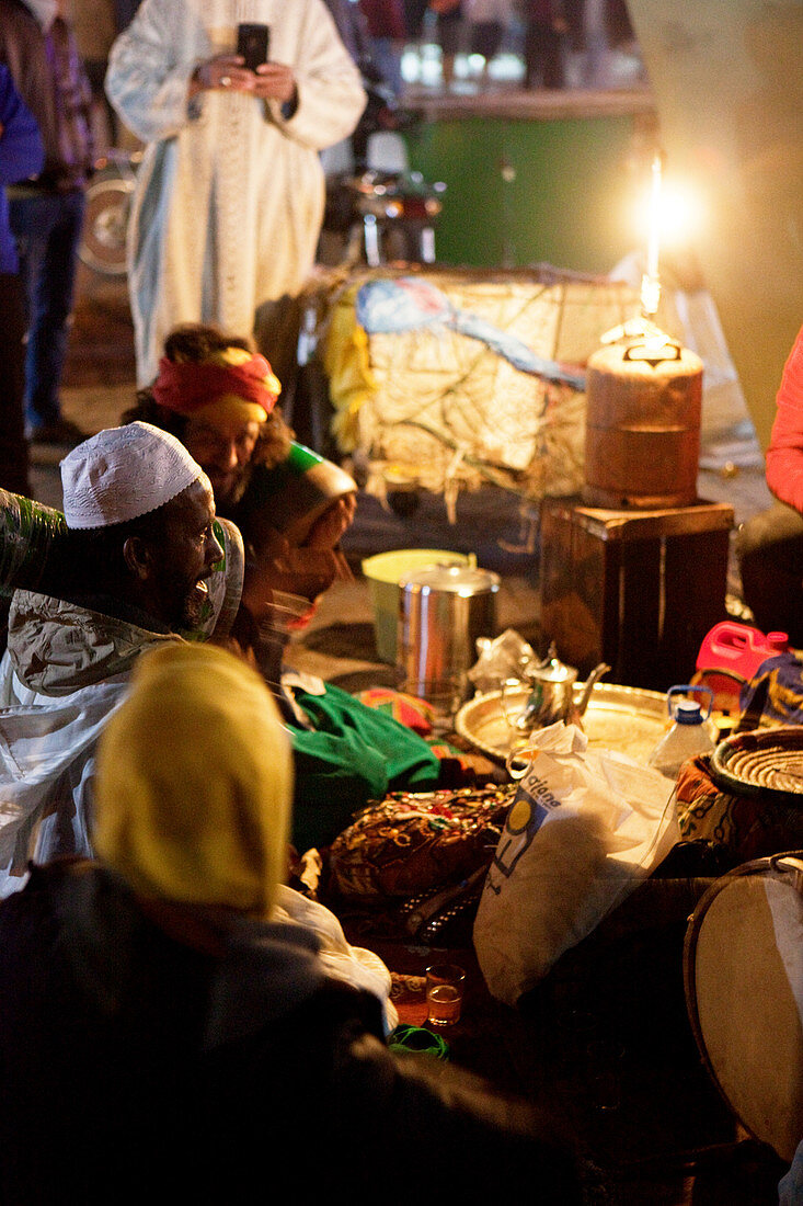 Beduinen Musiker bei Nacht auf dem Hauptplatz Djemaa el-Fna, Marrakesch, Marokko
