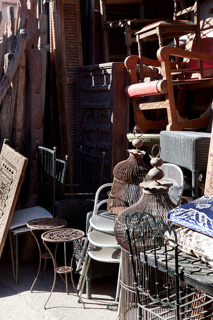 Vogelkäfige und antike Möbel auf dem Souk el Khemis, Marrakesch, Marokko
